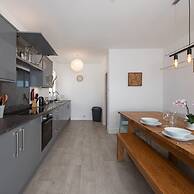 Stunning Beachfront Apt w Balcony Sea Views