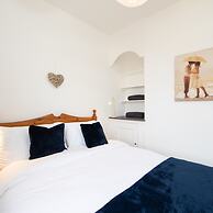 Stunning Beachfront Apt w Balcony Sea Views