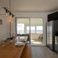 Stunning Beachfront Apt w Balcony Sea Views