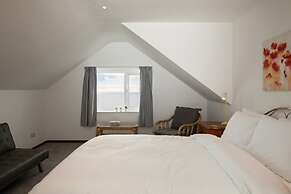 Stunning Beachfront Apt w Balcony Sea Views