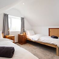 Stunning Beachfront Apt w Balcony Sea Views