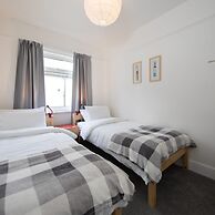 Stunning Beachfront Apt w Balcony Sea Views