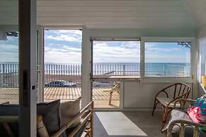 Stunning Beachfront Apt w Balcony Sea Views