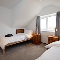 Stunning Beachfront Apt w Balcony Sea Views