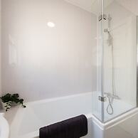 Stunning Beachfront Apt w Balcony Sea Views