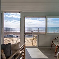 Stunning Beachfront Apt w Balcony Sea Views
