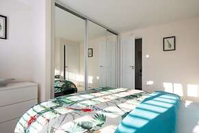 Charming Modern City Escape Garden Parking