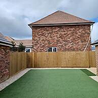 Charming Modern City Escape Garden Parking