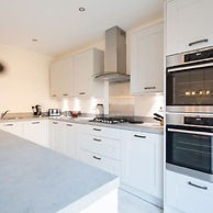 Charming Modern City Escape Garden Parking