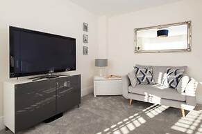 Charming Modern City Escape Garden Parking