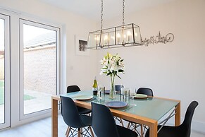 Charming Modern City Escape Garden Parking