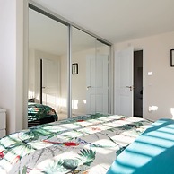 Charming Modern City Escape Garden Parking