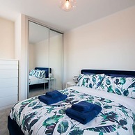 Charming Modern City Escape Garden Parking