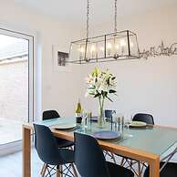 Charming Modern City Escape Garden Parking