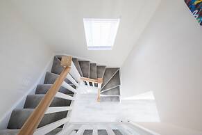 Charming Modern City Escape Garden Parking