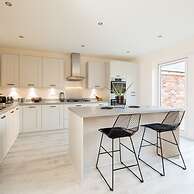 Charming Modern City Escape Garden Parking