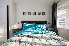 Charming Modern City Escape Garden Parking