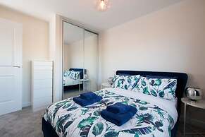 Charming Modern City Escape Garden Parking