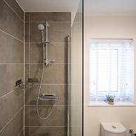 Charming Modern City Escape Garden Parking