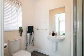 Charming Modern City Escape Garden Parking