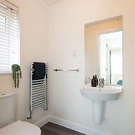 Charming Modern City Escape Garden Parking