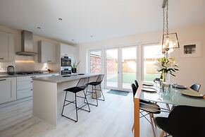 Charming Modern City Escape Garden Parking