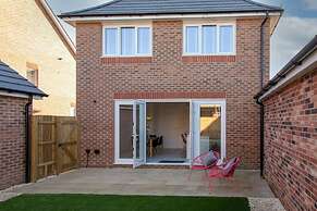 Charming Modern City Escape Garden Parking