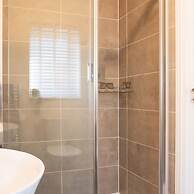 Charming Modern City Escape Garden Parking