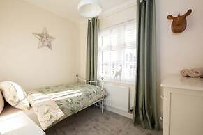 Charming Modern City Escape Garden Parking