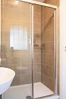 Charming Modern City Escape Garden Parking