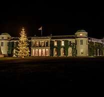 Charming Modern City Escape Garden Parking