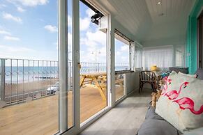 Beautiful Beachfront House wth Balcony Sea Views
