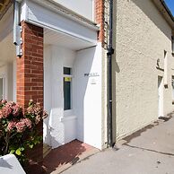 Beautiful Beachfront House wth Balcony Sea Views