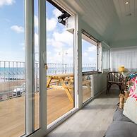 Beautiful Beachfront House wth Balcony Sea Views