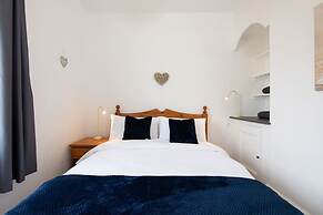 Beautiful Beachfront House wth Balcony Sea Views