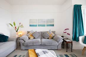 Beautiful Beachfront House wth Balcony Sea Views