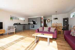 3BR Stylish Home Sea View Walk to East Wittering