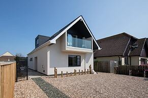 3BR Stylish Home Sea View Walk to East Wittering
