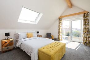 3BR Stylish Home Sea View Walk to East Wittering