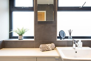 Designer Family Escape Hot Tub Steps to Beach