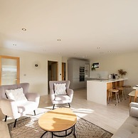 Designer Family Escape Hot Tub Steps to Beach