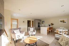 Designer Family Escape Hot Tub Steps to Beach