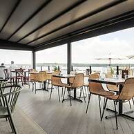 Designer Family Escape Hot Tub Steps to Beach