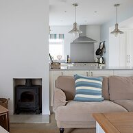 Tranquil Family Retreat 5 min to Beach Garden