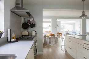 Tranquil Family Retreat 5 min to Beach Garden