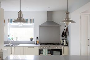 Tranquil Family Retreat 5 min to Beach Garden