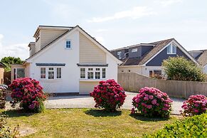 Tranquil Family Retreat 5 min to Beach Garden