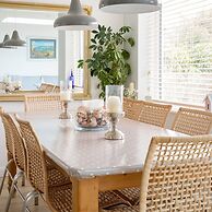 Tranquil Family Retreat 5 min to Beach Garden