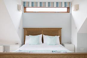 Tranquil Family Retreat 5 min to Beach Garden