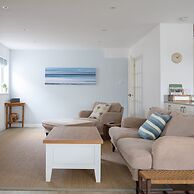 Tranquil Family Retreat 5 min to Beach Garden